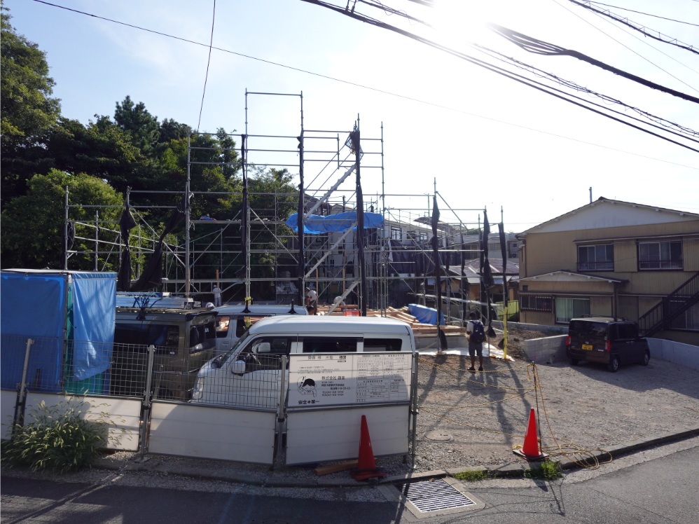 (棟上げを控えた、まだ骨組みのない建築現場)